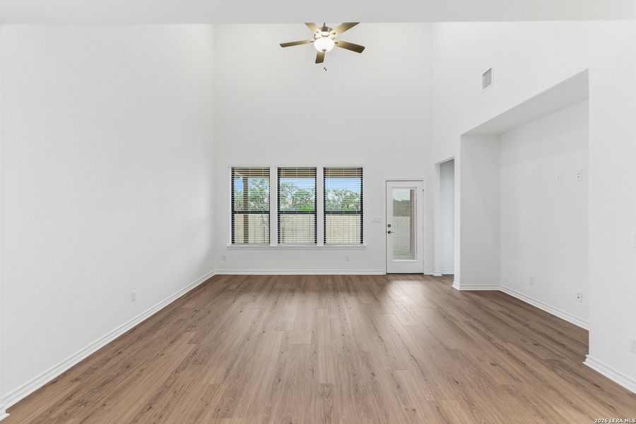 Spacious, unfurnished interior of a new home in Lily Springs, Seguin (Image 21).