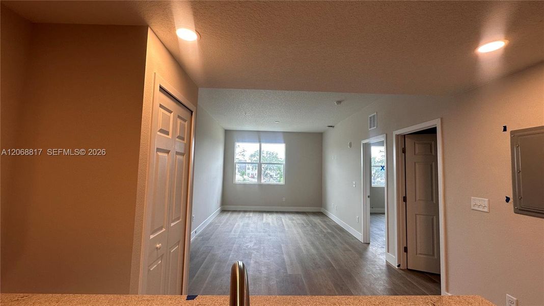 Spacious, unfurnished interior of a new home in , Orlando (Image 4).