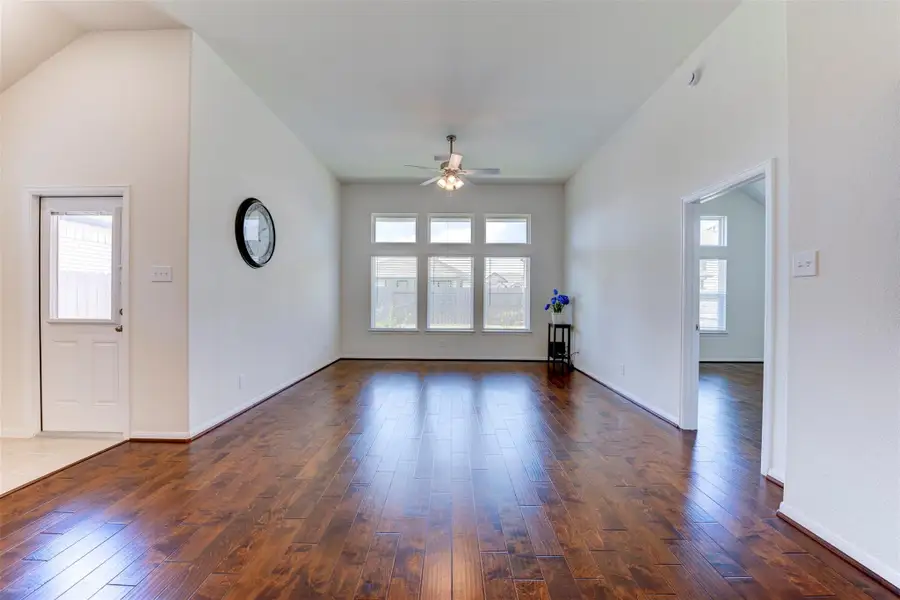Spacious, unfurnished interior of a new home in Sunterra, Katy (Image 27).
