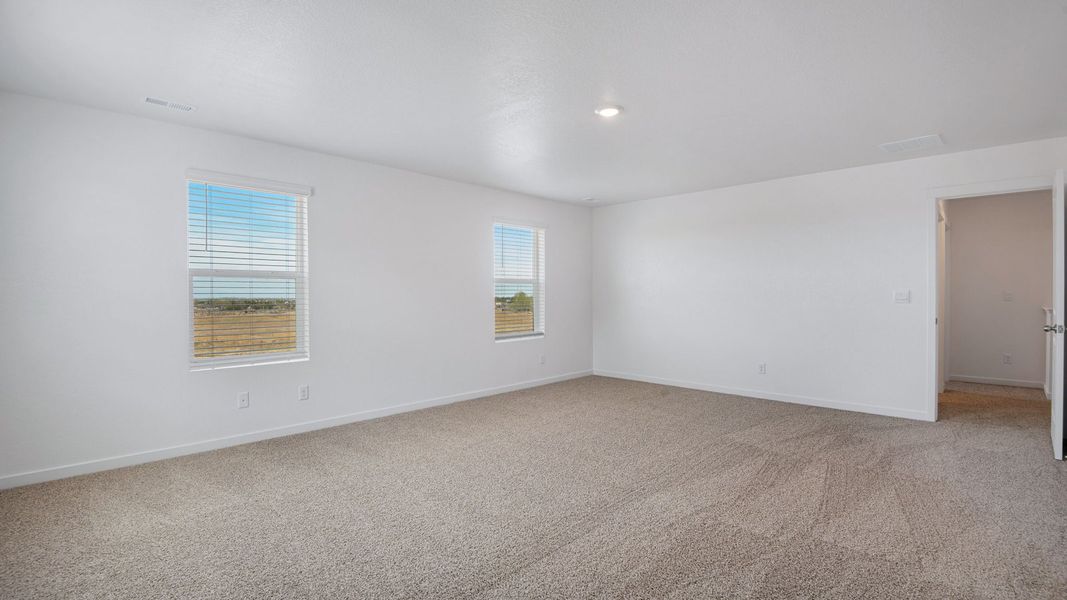 Spacious, unfurnished interior of a new home in Vista Meadows, Fort Lupton (Image 31).