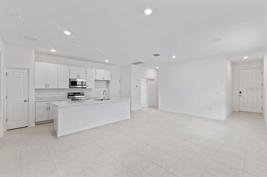 Spacious, unfurnished interior of a new home in Mirror Lake Village, Fruitland Park (Image 8).