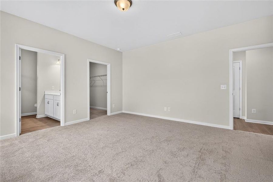 Spacious, unfurnished interior of a new home in Southbend, Rome (Image 28).