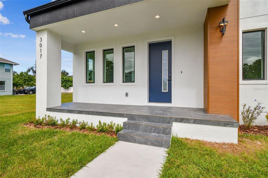 Exterior details and patio area of a home in , Tampa (Image 4).