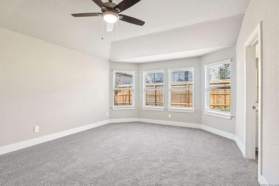 Spacious, unfurnished interior of a new home in Lark Canyon, New Braunfels (Image 31).