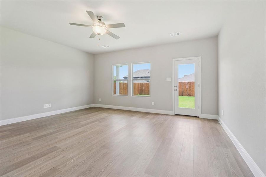 Spacious, unfurnished interior of a new home in Westmoor, Sherman (Image 21).