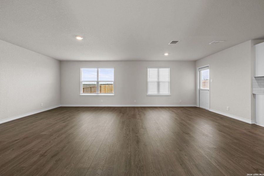 Spacious, unfurnished interior of a new home in Stonehill, San Antonio (Image 16).