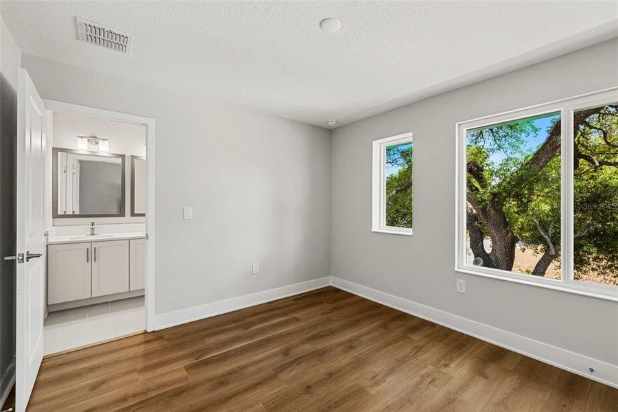 Spacious, unfurnished interior of a new home in , Tampa (Image 15).