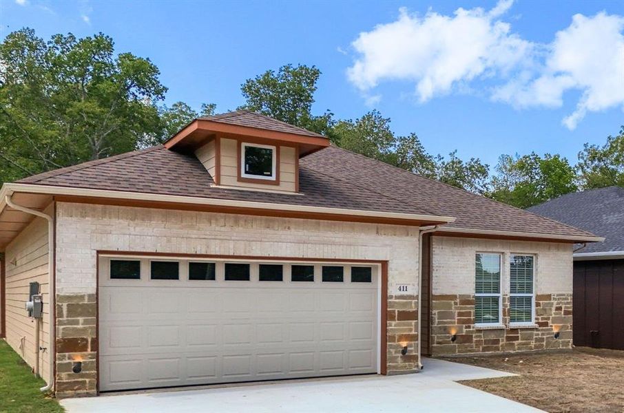 Beautiful new construction, with all of the extras.