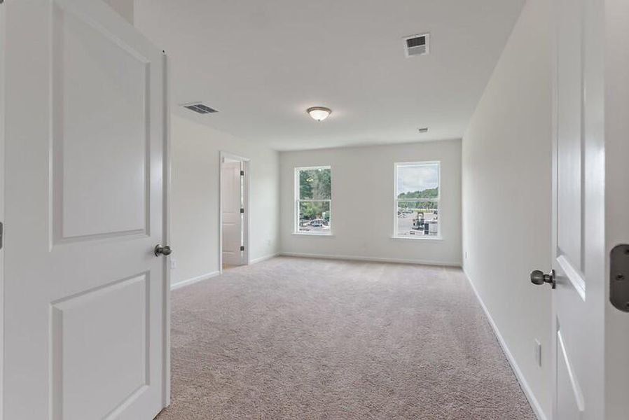 Spacious, unfurnished interior of a new home in Parker's Preserve, Ridgeville (Image 6).