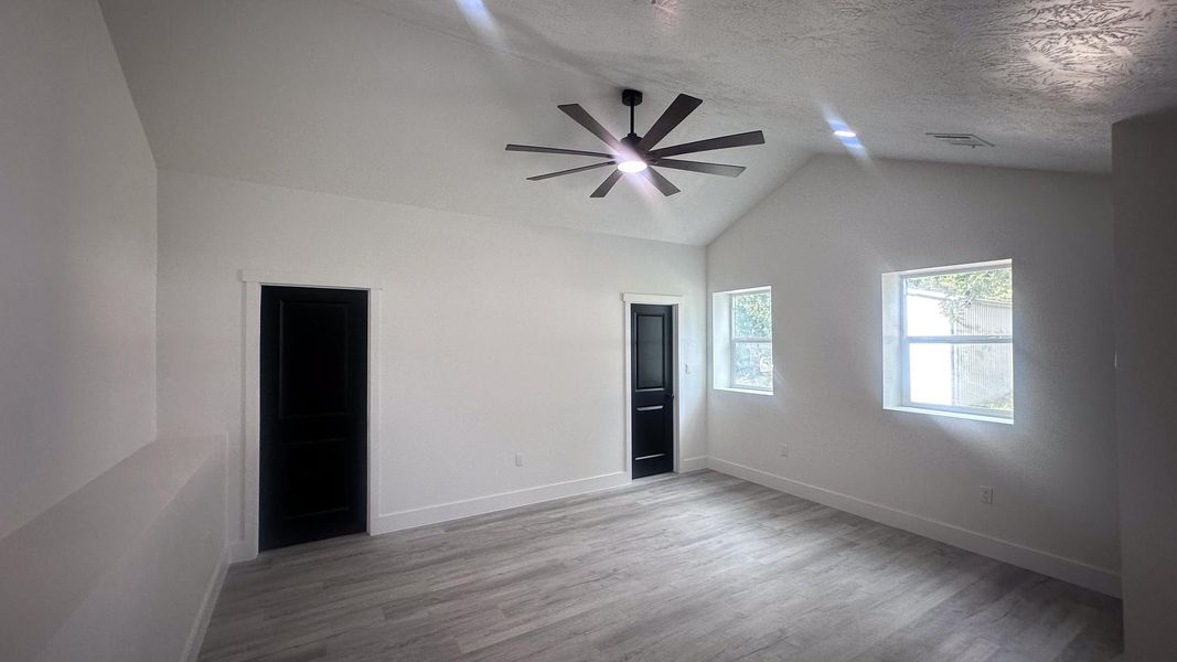 Spacious, unfurnished interior of a new home in , Navasota (Image 12).