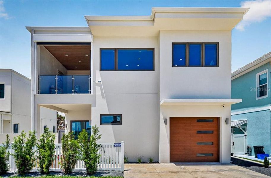 Exterior details and patio area of a home in , New Smyrna Beach (Image 30).
