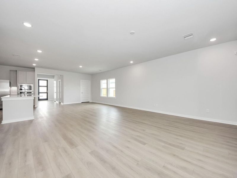 Spacious, unfurnished interior of a new home in Sunterra, Katy (Image 17).