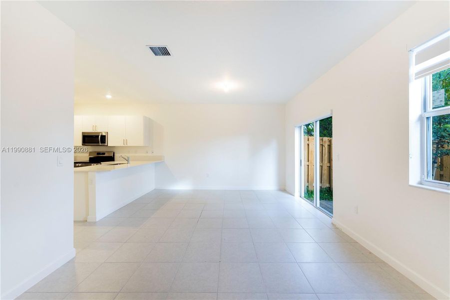 Spacious, unfurnished interior of a new home in , Lauderhill (Image 13).