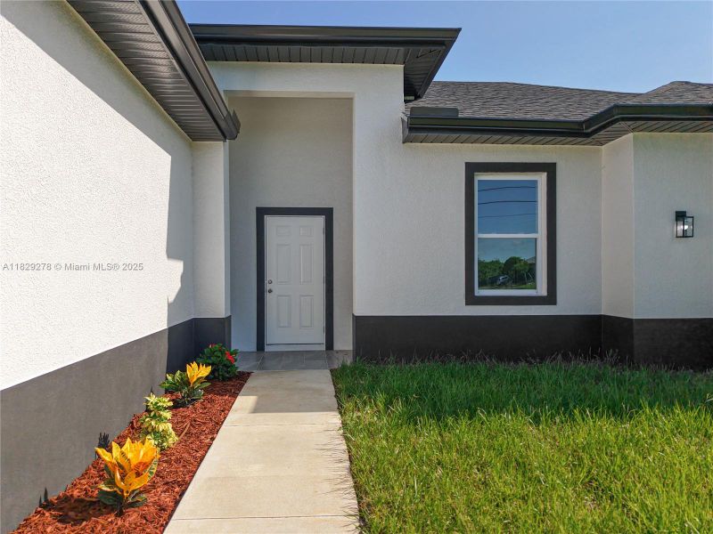 Exterior details and patio area of a home in , Lehigh Acres (Image 4).