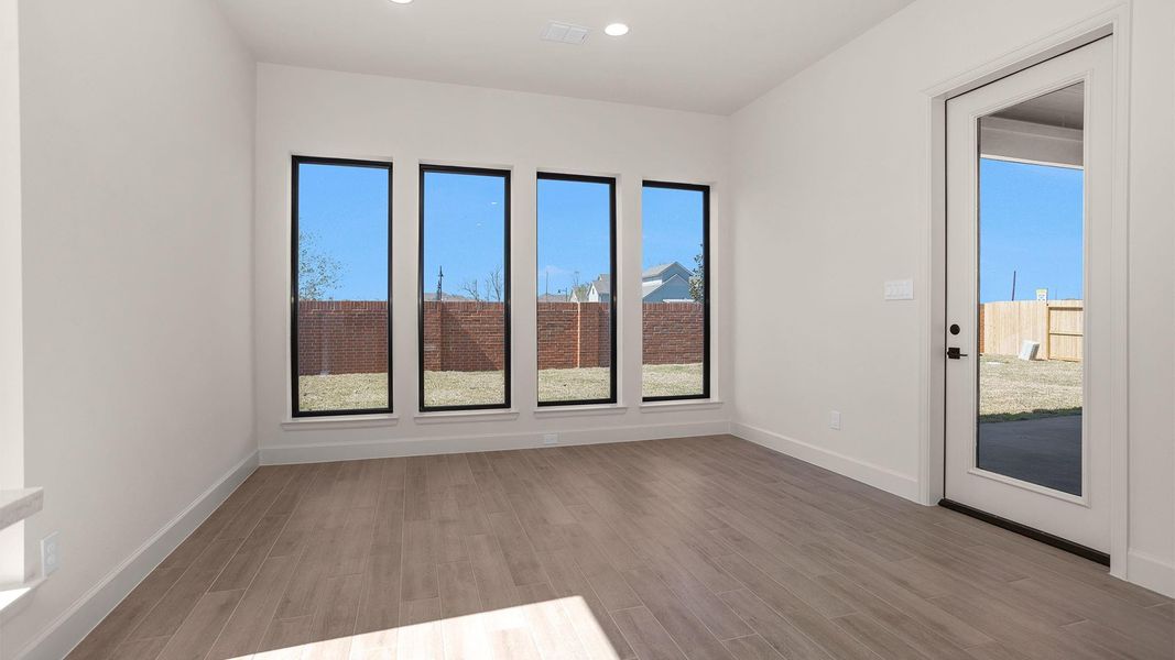 Spacious, unfurnished interior of a new home in Sienna, Missouri City (Image 8).