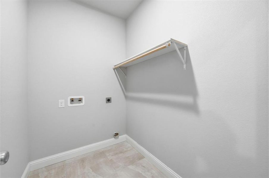 Spacious, unfurnished interior of a new home in , Cleburne (Image 16).