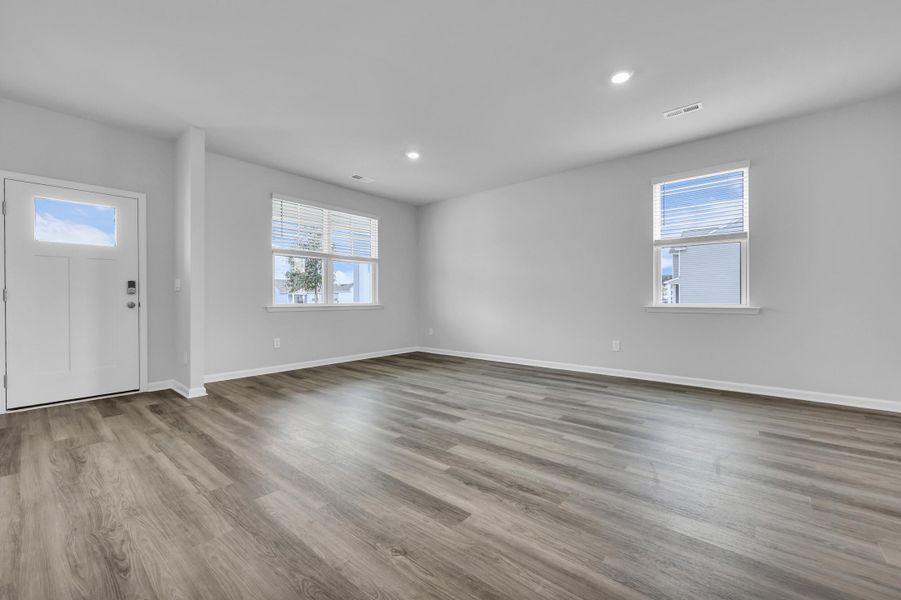 Spacious, unfurnished interior of a new home in Carolina Groves, Moncks Corner (Image 15).