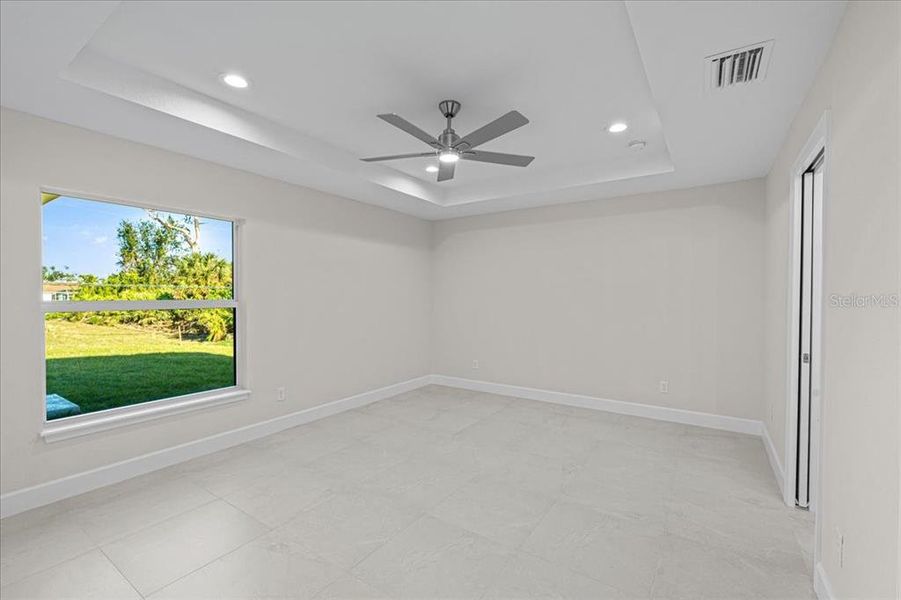 Spacious, unfurnished interior of a new home in , Englewood (Image 13).