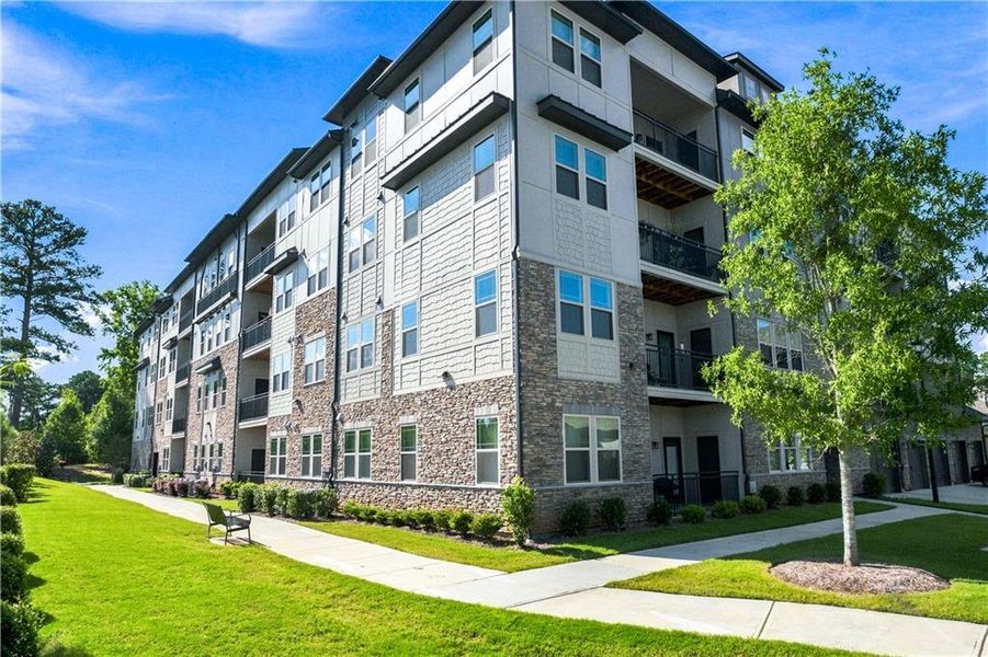 Condo located in Cumming, GA showcasing its design and architecture (Image 5).