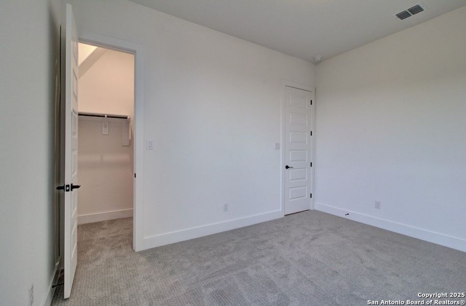 Spacious, unfurnished interior of a new home in Verandas at the Rim, San Antonio (Image 24).