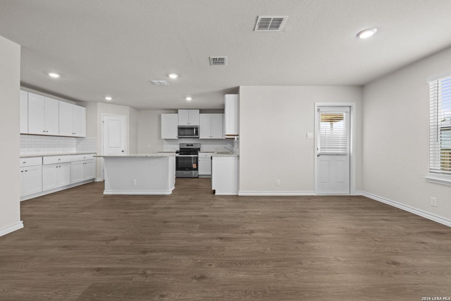 Spacious, unfurnished interior of a new home in Stonehill, San Antonio (Image 22).