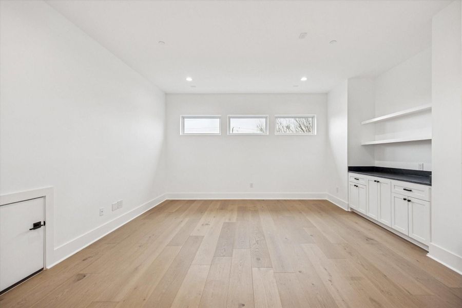 Spacious, unfurnished interior of a new home in , Bellaire (Image 22).