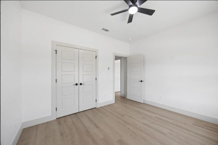 Spacious, unfurnished interior of a new home in , Sherman (Image 16).