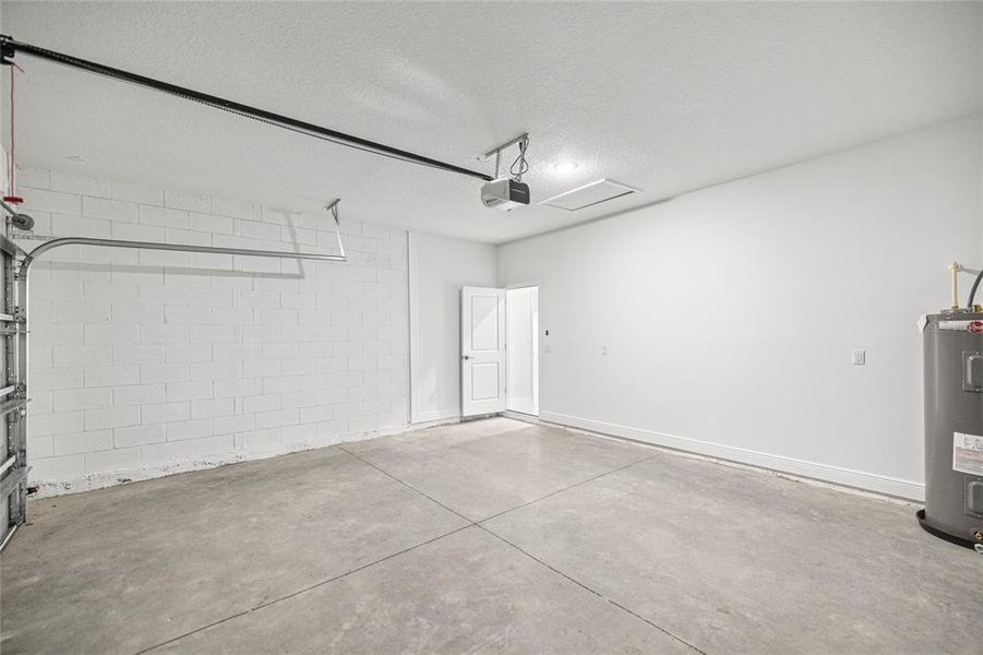 Spacious, unfurnished interior of a new home in , Ocala (Image 12).