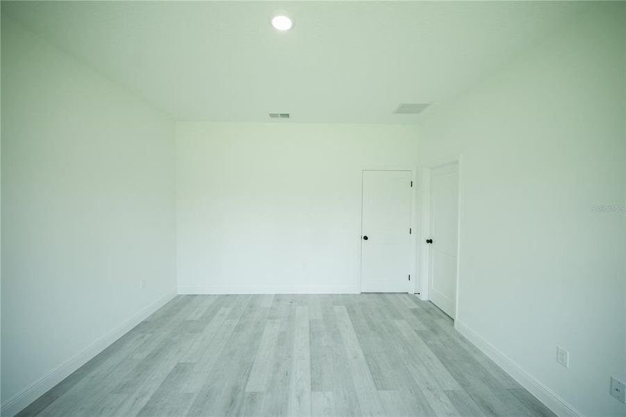 Spacious, unfurnished interior of a new home in , Ocala (Image 16).