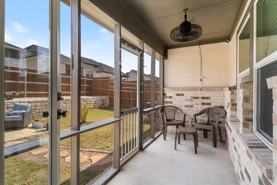 Sunroom with a ceiling fan