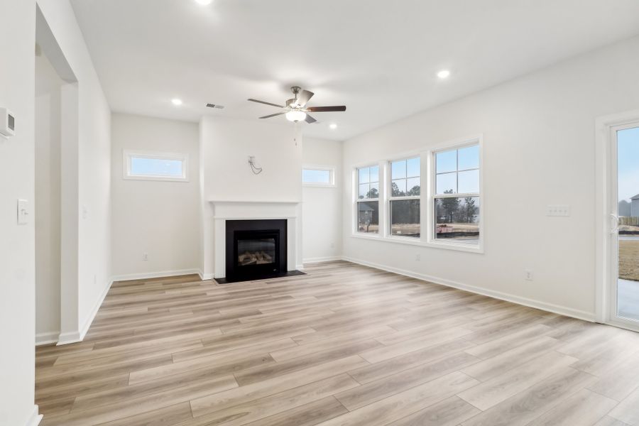 Spacious, unfurnished interior of a new home in Whiskey Run, New Ellenton (Image 6).