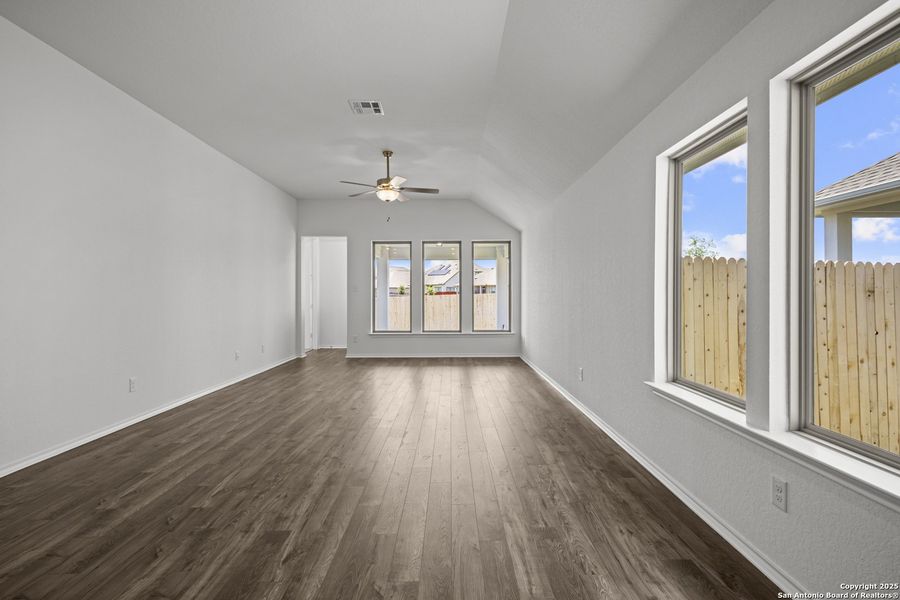 Spacious, unfurnished interior of a new home in Rhine Valley, Schertz (Image 14).