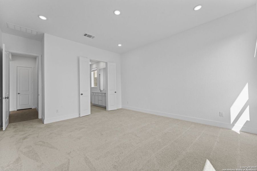 Spacious, unfurnished interior of a new home in , New Braunfels (Image 15).