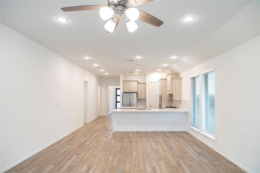 Spacious, unfurnished interior of a new home in Cross Creek West 45', Fulshear (Image 13). Spacious, unfurnished interior of a new home in Cross Creek West 45', Fulshear (Image 13).