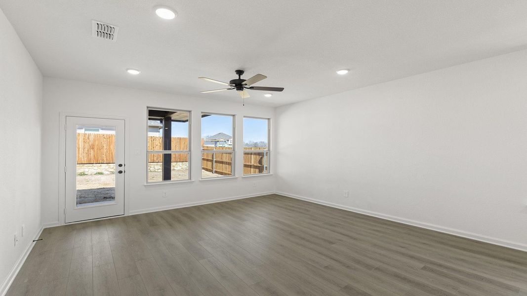 Spacious, unfurnished interior of a new home in Sorella 40s, Tomball (Image 9).