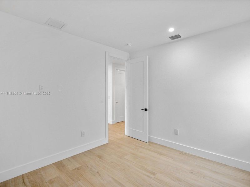 Spacious, unfurnished interior of a new home in , Miami (Image 30).