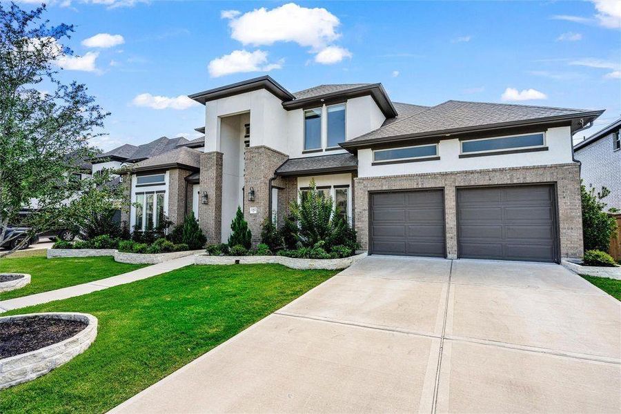 Great sized driveway with 3 car garage