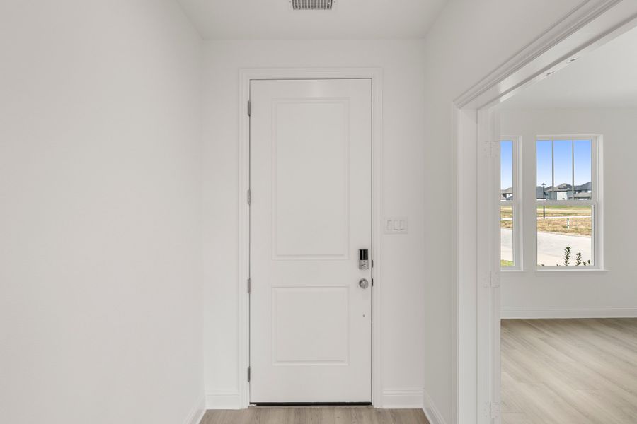 Spacious, unfurnished interior of a new home in Creekside, Royse City (Image 27).