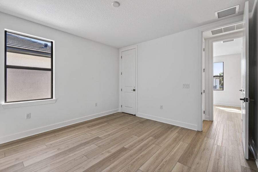 Spacious, unfurnished interior of a new home in Hendrix Reserve, Lake Worth (Image 15).