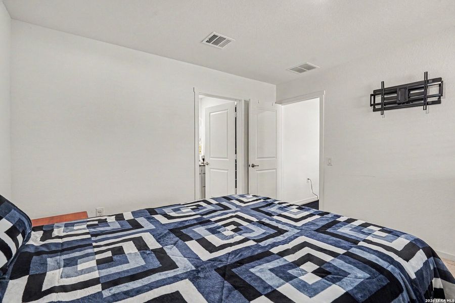 Furnished interior view inside a new home in Tarasco Gardens, San Antonio (Image 16). Furnished interior view inside a new home in Tarasco Gardens, San Antonio (Image 16).