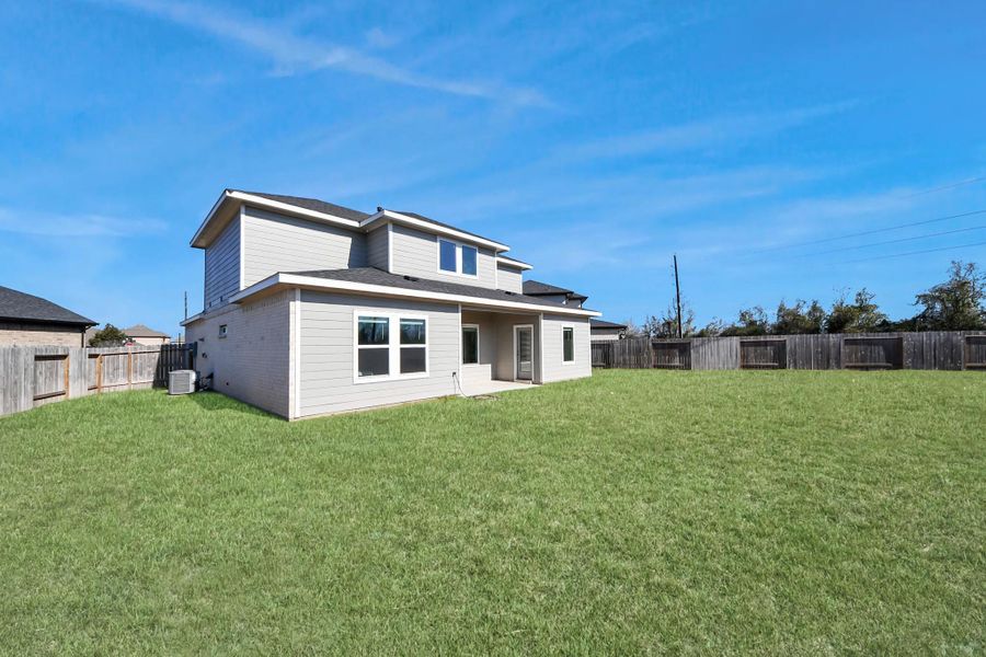 Exterior details and patio area of a home in Tamarron, Katy (Image 3).