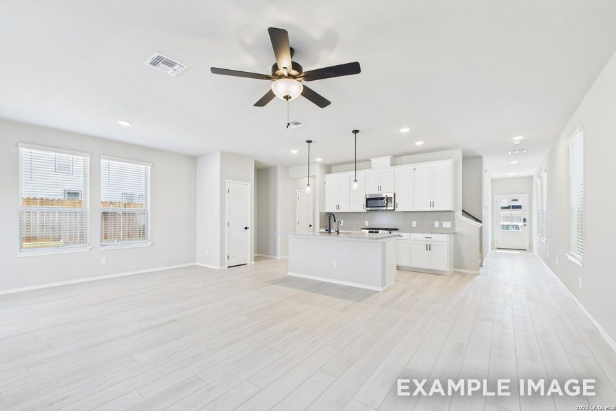 Spacious, unfurnished interior of a new home in Cedar Heights, San Antonio (Image 21).