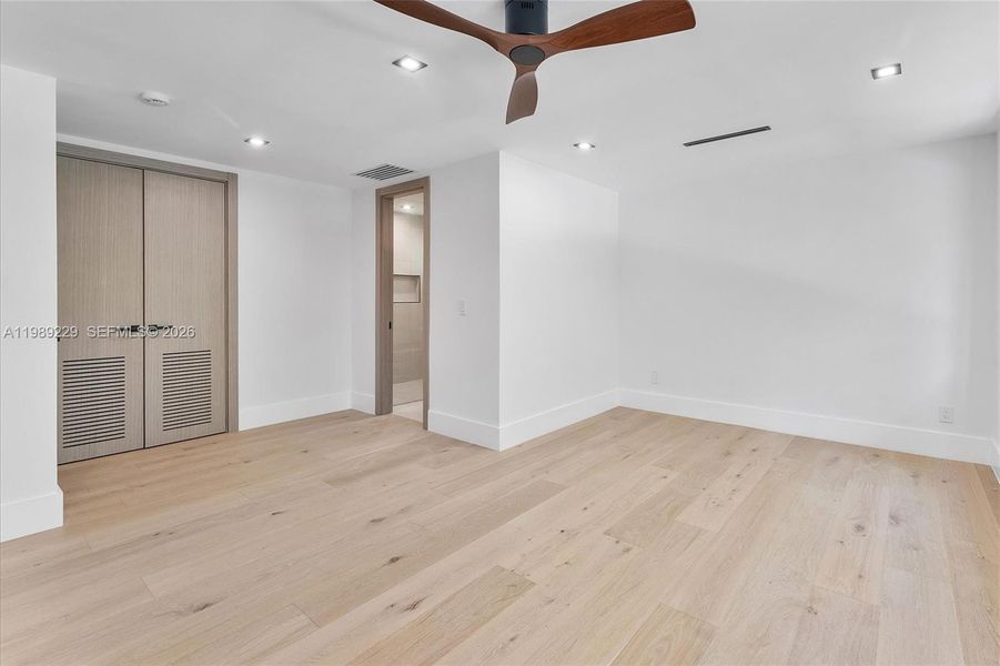 Spacious, unfurnished interior of a new home in , Hollywood (Image 52).