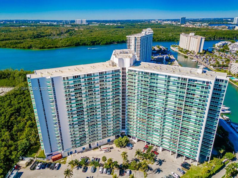 Condo located in Sunny Isles Beach, FL showcasing its design and architecture (Image 21).