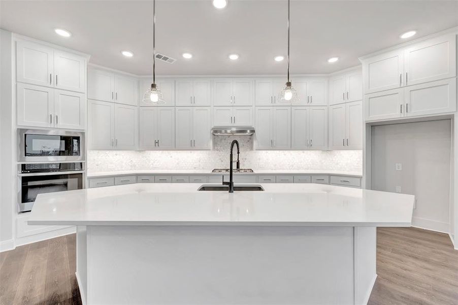 Furnished interior view inside a new home in Myrtle Creek, Waxahachie (Image 14).