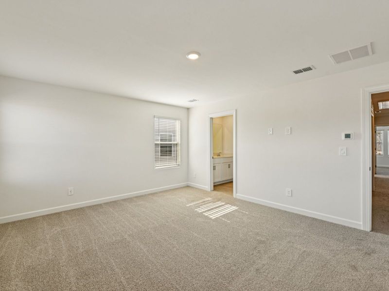 Spacious, unfurnished interior of a new home in Galloway Ridge, Charlotte (Image 15).