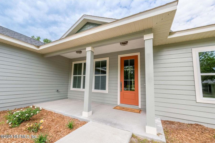 Exterior details and patio area of a home in , Starke (Image 3).