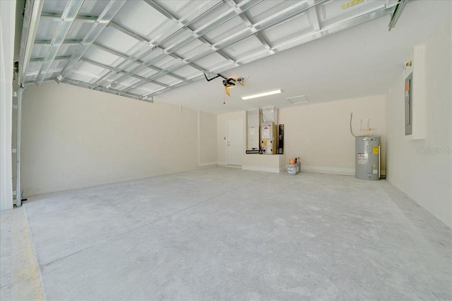 Spacious, unfurnished interior of a new home in , Ocala (Image 34).