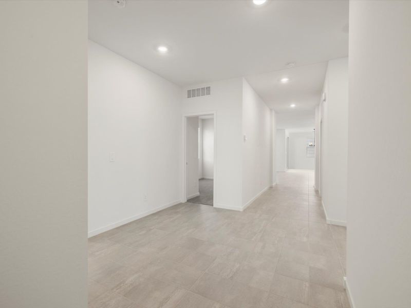 Spacious, unfurnished interior of a new home in San Tan Groves - Classic Series, San Tan Valley (Image 9).