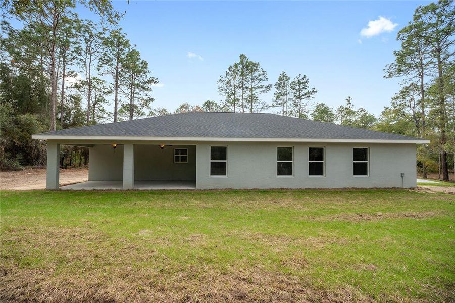 Exterior details and patio area of a home in , Dunnellon (Image 17).